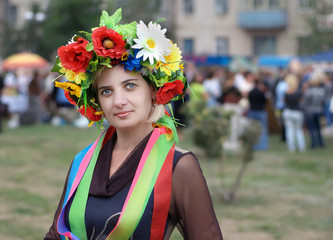 Красивая женщина, украинка с венком из цветов и лентами
