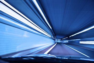夜のトンネルを走る自動車