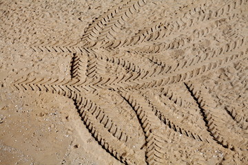 Traces de pneus dans le sable