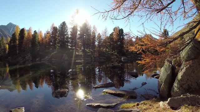 laghetto alpino in autunno