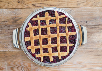 Gitterkuchen mit Waldbeeren auf rustikal Holzbrett