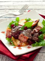 Salad with chicken livers, apples, bacon and lettuce