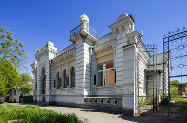 Fototapeta na wymiar old mansion in Poltava. Ukraine.