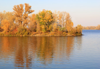 Obraz premium autumn trees and lake