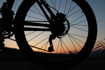Hinterrad eines Mountainbikes bei Sonnenuntergang