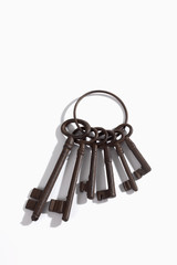 Schl&uuml;sselbund mit alten Schl&uuml;sseln auf weissem Hintergrund