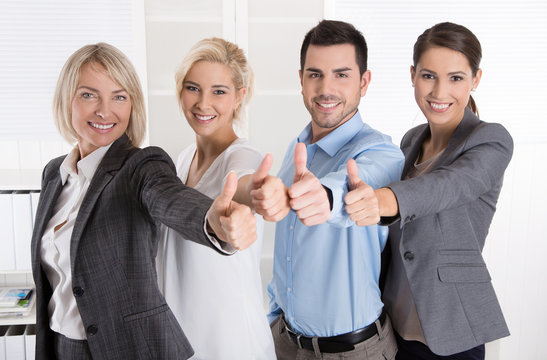 Lachendes Business Team mit Daumen hoch