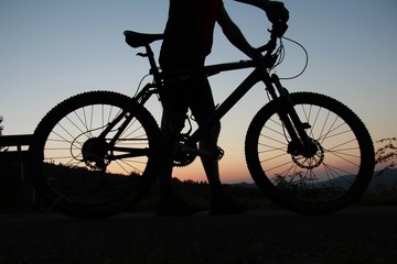 Fototapeta na wymiar Fahrradfahrer bei Sonnenuntergang