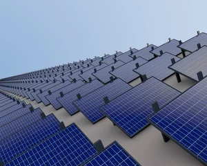 Deurstickers Duurzame energie - veld vol zonnepanelen © emieldelange
