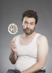 Mann mittleren Alters, mit Vollbart, im Unterhemd
