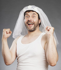 Mann mittleren Alters, mit Vollbart, im Unterhemd