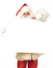 Weihnachtsmann zeigt mobiles Telefon in die Kamera