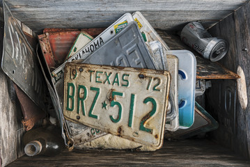 Kiste mit alten Nummernschildern, Route 66 USA