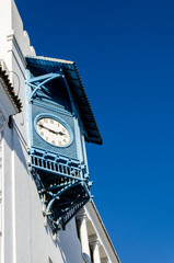 Blaue arabische Uhr an weisser Wand