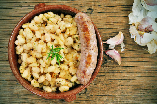 botifarra amb mongetes, fried white beans and sausage typical of