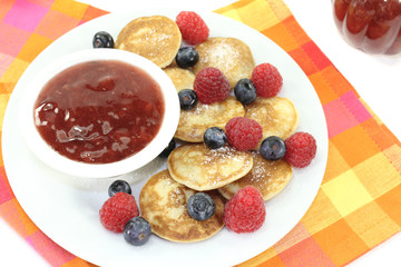 Poffertjes mit Beeren