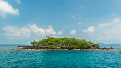 необитаемый тропический остров в океане