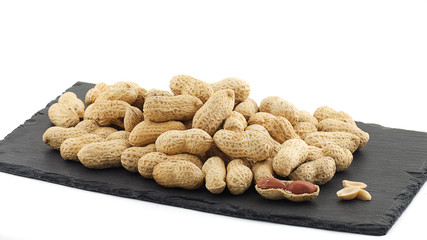 cacahuète sur ardoise avec leur coque