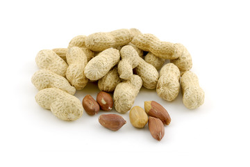 cacahuètes avec leurs coques sur fond blanc