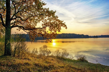 Fototapeta na wymiar Autumn sunset on the lake
