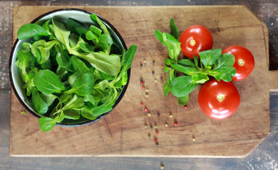 Feldsalat mit Tomaten