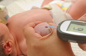 Measure child glucose level blood test diabetes new born baby  u - obrazy, fototapety, plakaty
