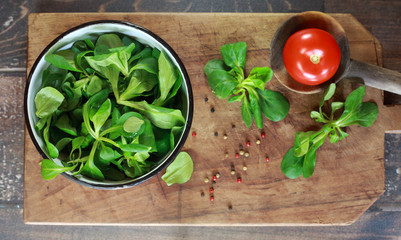Feldsalat mit Tomate
