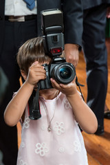Bambina con la macchina fotografica che fotografa