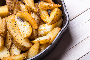 Fried potato wedges 