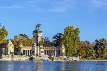 Fototapeta na wymiar Monument to Alfonso XII, Madrid