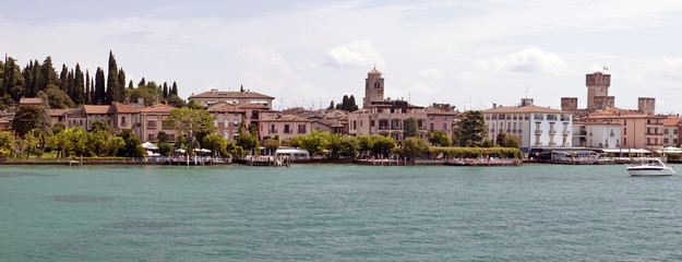 Fototapeta premium scenic lago di Garda - Sirmione, Italy