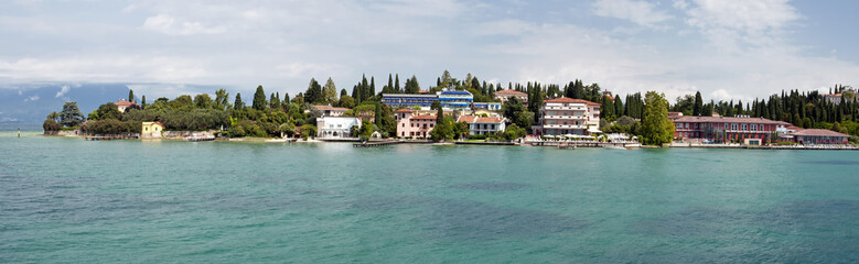 Fototapeta na wymiar scenic lago di Garda - Sirmione, Italy