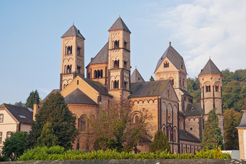 Fototapeta na wymiar Klosterkirche der Benediktinerabtei Maria Laach in der Eifel