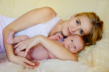 Obraz na płótnie Canvas mother and newborn
