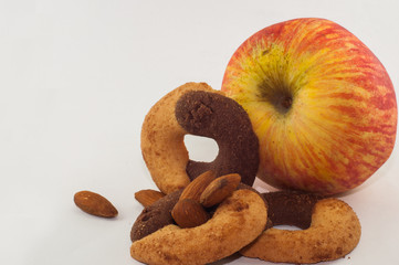 the ideal contents for a good breakfast: an apple, three biscuits and a handful of almonds