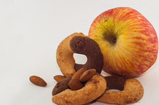 the ideal contents for a good breakfast: an apple, three biscuits and a handful of almonds