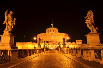 Fototapeta na wymiar Majestatyczny zamek św. Anioła nocą w Rzymie, Włochy