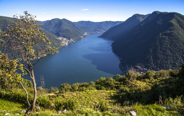 Fototapeta na wymiar Panoramic view of Lake Como from the small town of Pigra