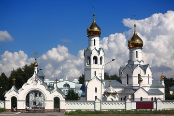 Fototapeta na wymiar the white monastery near Novosibirsk