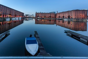 Obraz premium Boat at Albert Dock Liverpool