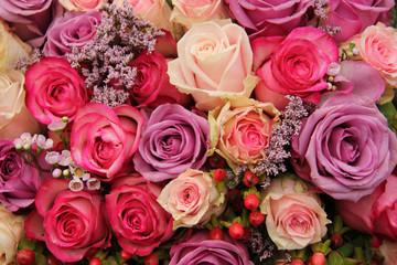 Obraz na płótnie Canvas purple and pink roses wedding arrangement