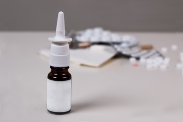 Nasenspray mit Tabletten