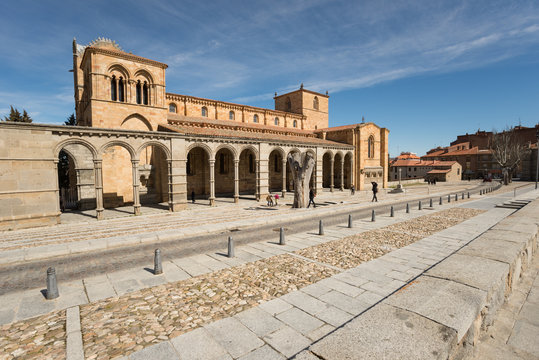 Plaza de la bas&iacute;lica de San Vicente, &Aacute;vila