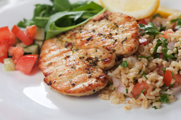 Chicken meat with bulgur and rocket salad