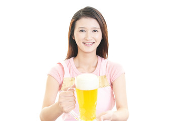 ビールを運ぶ笑顔の主婦
