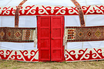 Национальное сооружение центральной Азии - юрта © nataliya_rodenko