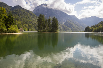 panorama górskiego jeziora w Alpach włoskich - obrazy, fototapety, plakaty