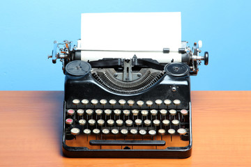 Old typewriter - 71932488