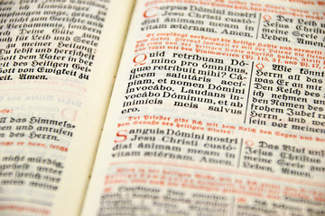 gebetbuch aufgeschlagen