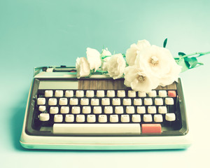 Vintage typewriter and white roses